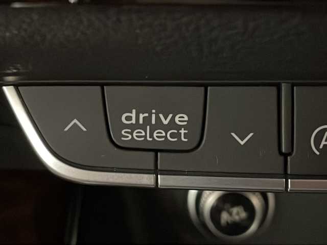 アウディ Ａ４ アバント 2.0TFSIクワトロスポーツ 新潟県 2018(平30)年 3.7万km 赤 Audiプレセンスベーシック/アダプティブクルーズコントロール/ラグジュアリーパッケージ/・デコラティブパネルウォルナットブラウン/・LEDヘッドライト/・LEDリヤコンビネーションライト/・LEDインテリアライティング/・パーシャルレザー/・シートヒーター/ブラックグロススタイリングパッケージ/・ブラックルーフレール/・エクステリアミラーハウジングブラック/バーチャルコクピット/MMIナビゲーション/・フルセグTV/・Bluetooth/CD/DVD/USB/AUX/・スマートフォンインターフェイス/ヒーティング/エアコンディショニングシステム/・オートマチックエアコンディショナー/・３ゾーンオートマチックエアコンディショナー/プライバシーガラス