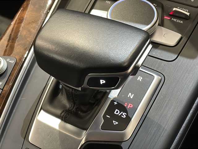 アウディ Ａ４ アバント 2.0TFSIクワトロスポーツ 新潟県 2018(平30)年 3.7万km 赤 Audiプレセンスベーシック/アダプティブクルーズコントロール/ラグジュアリーパッケージ/・デコラティブパネルウォルナットブラウン/・LEDヘッドライト/・LEDリヤコンビネーションライト/・LEDインテリアライティング/・パーシャルレザー/・シートヒーター/ブラックグロススタイリングパッケージ/・ブラックルーフレール/・エクステリアミラーハウジングブラック/バーチャルコクピット/MMIナビゲーション/・フルセグTV/・Bluetooth/CD/DVD/USB/AUX/・スマートフォンインターフェイス/ヒーティング/エアコンディショニングシステム/・オートマチックエアコンディショナー/・３ゾーンオートマチックエアコンディショナー/プライバシーガラス