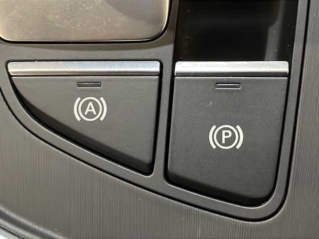 アウディ Ａ４ アバント 2.0TFSIクワトロスポーツ 新潟県 2018(平30)年 3.7万km 赤 Audiプレセンスベーシック/アダプティブクルーズコントロール/ラグジュアリーパッケージ/・デコラティブパネルウォルナットブラウン/・LEDヘッドライト/・LEDリヤコンビネーションライト/・LEDインテリアライティング/・パーシャルレザー/・シートヒーター/ブラックグロススタイリングパッケージ/・ブラックルーフレール/・エクステリアミラーハウジングブラック/バーチャルコクピット/MMIナビゲーション/・フルセグTV/・Bluetooth/CD/DVD/USB/AUX/・スマートフォンインターフェイス/ヒーティング/エアコンディショニングシステム/・オートマチックエアコンディショナー/・３ゾーンオートマチックエアコンディショナー/プライバシーガラス