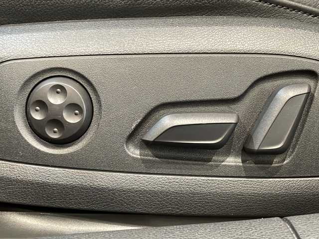 アウディ Ａ４ アバント 2.0TFSIクワトロスポーツ 新潟県 2018(平30)年 3.7万km 赤 Audiプレセンスベーシック/アダプティブクルーズコントロール/ラグジュアリーパッケージ/・デコラティブパネルウォルナットブラウン/・LEDヘッドライト/・LEDリヤコンビネーションライト/・LEDインテリアライティング/・パーシャルレザー/・シートヒーター/ブラックグロススタイリングパッケージ/・ブラックルーフレール/・エクステリアミラーハウジングブラック/バーチャルコクピット/MMIナビゲーション/・フルセグTV/・Bluetooth/CD/DVD/USB/AUX/・スマートフォンインターフェイス/ヒーティング/エアコンディショニングシステム/・オートマチックエアコンディショナー/・３ゾーンオートマチックエアコンディショナー/プライバシーガラス