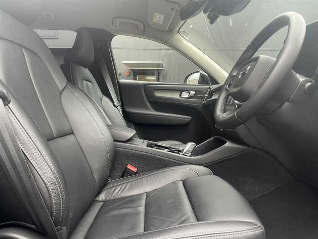 ボルボ ボルボ ＸＣ４０ アルティメット B4 AWD 高知県 2022(令4)年 0.5万km オニキスブラックP Google Assistant/Bluetooth メディアプレイヤー/Apple CarPlay/Android Auto/Lane Keeping Aid/前者発信通知機能/黒レザーシート/D/N席シートヒーター/ハンドルヒーター/harman/kardon/前後ドライブレコーダー/電動リアゲート