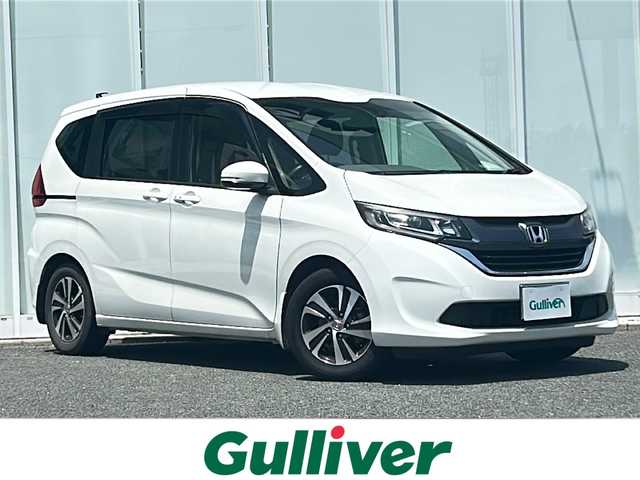 ホンダ フリード G ホンダセンシング 福岡県 2017(平29)年 10.7万km ホワイトオーキッドパール ・純正ナビ【VXM-174VFXi】/-BT/フルセグ/CD/DVD/SD/USB/FM/AM/・バックカメラ/・レーダークルーズコントロール/・衝突軽減ブレーキ/・車線逸脱警報/・両側パワースライドドア/・ビルトインETC/・横滑り防止装置/・純正アルミ15インチ/・純正フロアマット/・ステアリングリモコン/・アイドリングストップ/・LEDヘッドライト/・ドアバイザー/・ウィンカーミラー/・電格ミラー/・3列シート/・スマートキー×2