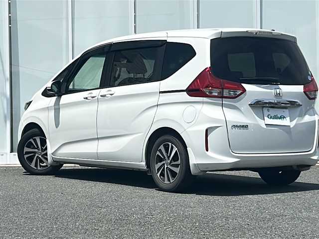 ホンダ フリード G ホンダセンシング 福岡県 2017(平29)年 10.7万km ホワイトオーキッドパール ・純正ナビ【VXM-174VFXi】/-BT/フルセグ/CD/DVD/SD/USB/FM/AM/・バックカメラ/・レーダークルーズコントロール/・衝突軽減ブレーキ/・車線逸脱警報/・両側パワースライドドア/・ビルトインETC/・横滑り防止装置/・純正アルミ15インチ/・純正フロアマット/・ステアリングリモコン/・アイドリングストップ/・LEDヘッドライト/・ドアバイザー/・ウィンカーミラー/・電格ミラー/・3列シート/・スマートキー×2