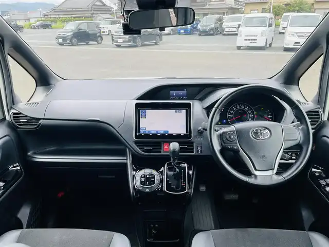 トヨタ ノア Si ダブルバイビーⅡ 熊本県 2019(令1)年 7.7万km ラグジュアリーホワイトパールクリスタルシャインガラスフレーク 純正ナビ/（BT/CD/DVD/AM/FM)/フルセグTV/バックカメラ/前後ドラレコ/ビルトインETC/トヨタセーフティーセンス/・パーキングサポートブレーキ/・プリクラッシュセーフティー/・クリアランスソナー/・レーンディパーチャーアラート/・先行車発進お知らせ機能/・オートハイビーム/横滑り防止/クルーズコントロール/両側パワースライドドア/ハーフレザーシート/革巻きステアリング/・ステアリングリモコン/プッシュスタート/・スマートキー/・アイドリングストップ/オートライト/・LEDヘッドライトフォグライト/純正ドアバイザー/社外フロアマット/後席サンシェード