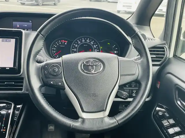 トヨタ ノア Si ダブルバイビーⅡ 熊本県 2019(令1)年 7.7万km ラグジュアリーホワイトパールクリスタルシャインガラスフレーク 純正ナビ/（BT/CD/DVD/AM/FM)/フルセグTV/バックカメラ/前後ドラレコ/ビルトインETC/トヨタセーフティーセンス/・パーキングサポートブレーキ/・プリクラッシュセーフティー/・クリアランスソナー/・レーンディパーチャーアラート/・先行車発進お知らせ機能/・オートハイビーム/横滑り防止/クルーズコントロール/両側パワースライドドア/ハーフレザーシート/革巻きステアリング/・ステアリングリモコン/プッシュスタート/・スマートキー/・アイドリングストップ/オートライト/・LEDヘッドライトフォグライト/純正ドアバイザー/社外フロアマット/後席サンシェード