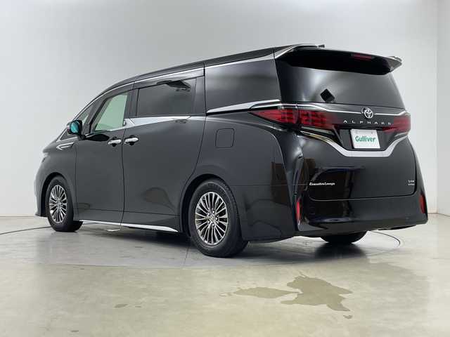 トヨタ アルファードハイブリット エグゼクティブ ラウンジ 道央・札幌 2023(令5)年 4.1万km ブラック ・4WD/・トヨタセーフティーセンス/・JBLプレミアムサウンドシステム/・左右独立ムーンルーフ/・ユニバーサルステップ/・トヨタチームメイト/・純正14インチフリップダウンモニター/・モデリスタインテリアイルミ/・純正14インチディスプレイオーディオ/・純正CD/DVDプレーヤー/・BT/USB(AppleCarPlay/AndroidAuto)/・HDMIポート/フルセグTV/・パノラミックビューモニター/・両側パワースライドドア/・パワーバックドア/・アドバンストドライブ/・アドバンストパーク/・3眼LEDヘッドライト/・アダプティブハイビーム/・後席用パワーサンシェード/・ベージュプレミアムナッパーレザーシート/・シートヒーター/ベンチレーション/・メモリーパワーシート/・純正17インチAW/・ヘッドアップディスプレイ/・スマートキー/・置くだけ充電/100V電源/・デジタルインナーミラー/・ドライブレコーダー/・ETC2.0