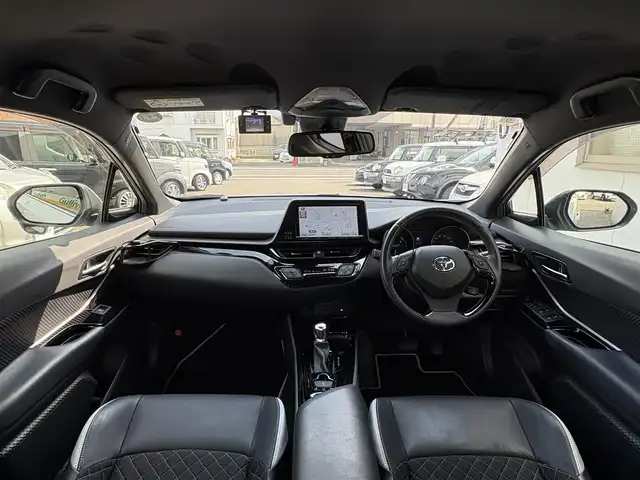 トヨタ Ｃ－ＨＲ G モード ネロ 三重県 2019(令1)年 7.7万km ホワイトパールクリスタルシャイン ♪車検 令和8年9月11日迄/プリクラッシュセーフティ/レーンディパーチャーアラート/ブラインドスポットモニター/リヤクロストラフィックアラート/クリアランスソナー/レーダークルーズコントロール/オートマチックハイビーム/オートブレーキホールド/スマートキー×2/プッシュスタート/ハーフレザーシート/前席シートヒーター/純正9インチナビ/・CD録音・SD・フルセグ/・DVD再生/・Bluetoothオーディオ/・バックカメラ/前後ドライブレコーダー/純正18インチAW/LEDヘッドライト/LEDフォグライト/オートライト/ウィンカーミラー/オートリトラクタブルミラー/革巻ステアリング/ステアリングスイッチ/プライバシーガラス/フロアマット/ETC/サイド/カーテンエアバック