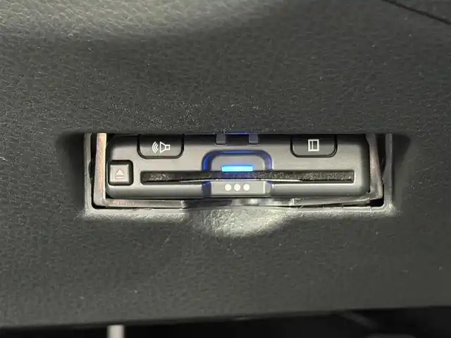 トヨタ Ｃ－ＨＲ G モード ネロ 三重県 2019(令1)年 7.7万km ホワイトパールクリスタルシャイン ♪車検 令和8年9月11日迄/プリクラッシュセーフティ/レーンディパーチャーアラート/ブラインドスポットモニター/リヤクロストラフィックアラート/クリアランスソナー/レーダークルーズコントロール/オートマチックハイビーム/オートブレーキホールド/スマートキー×2/プッシュスタート/ハーフレザーシート/前席シートヒーター/純正9インチナビ/・CD録音・SD・フルセグ/・DVD再生/・Bluetoothオーディオ/・バックカメラ/前後ドライブレコーダー/純正18インチAW/LEDヘッドライト/LEDフォグライト/オートライト/ウィンカーミラー/オートリトラクタブルミラー/革巻ステアリング/ステアリングスイッチ/プライバシーガラス/フロアマット/ETC/サイド/カーテンエアバック