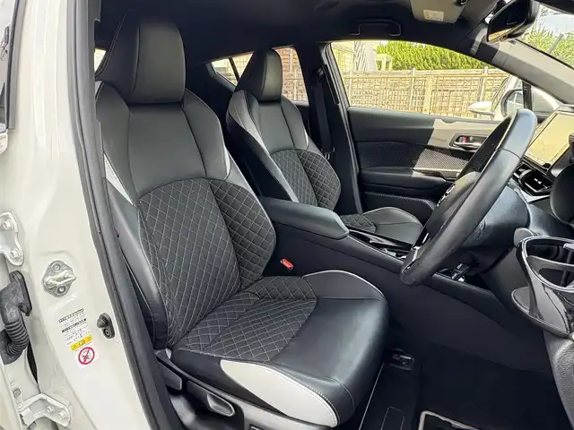 トヨタ Ｃ－ＨＲ G モード ネロ 三重県 2019(令1)年 7.7万km ホワイトパールクリスタルシャイン ♪車検 令和8年9月11日迄/プリクラッシュセーフティ/レーンディパーチャーアラート/ブラインドスポットモニター/リヤクロストラフィックアラート/クリアランスソナー/レーダークルーズコントロール/オートマチックハイビーム/オートブレーキホールド/スマートキー×2/プッシュスタート/ハーフレザーシート/前席シートヒーター/純正9インチナビ/・CD録音・SD・フルセグ/・DVD再生/・Bluetoothオーディオ/・バックカメラ/前後ドライブレコーダー/純正18インチAW/LEDヘッドライト/LEDフォグライト/オートライト/ウィンカーミラー/オートリトラクタブルミラー/革巻ステアリング/ステアリングスイッチ/プライバシーガラス/フロアマット/ETC/サイド/カーテンエアバック
