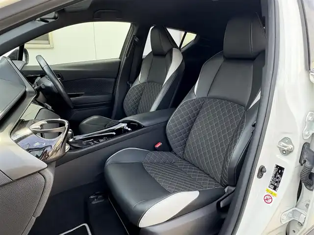 トヨタ Ｃ－ＨＲ G モード ネロ 三重県 2019(令1)年 7.7万km ホワイトパールクリスタルシャイン ♪車検 令和8年9月11日迄/プリクラッシュセーフティ/レーンディパーチャーアラート/ブラインドスポットモニター/リヤクロストラフィックアラート/クリアランスソナー/レーダークルーズコントロール/オートマチックハイビーム/オートブレーキホールド/スマートキー×2/プッシュスタート/ハーフレザーシート/前席シートヒーター/純正9インチナビ/・CD録音・SD・フルセグ/・DVD再生/・Bluetoothオーディオ/・バックカメラ/前後ドライブレコーダー/純正18インチAW/LEDヘッドライト/LEDフォグライト/オートライト/ウィンカーミラー/オートリトラクタブルミラー/革巻ステアリング/ステアリングスイッチ/プライバシーガラス/フロアマット/ETC/サイド/カーテンエアバック