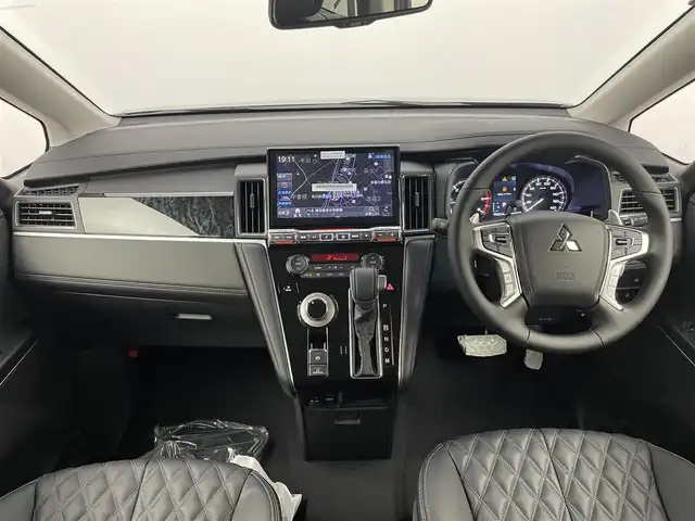 三菱 デリカＤ：５ ブラックエディション 埼玉県 2025(令7)年 0.1千km グラファイトグレーメタリック/ブラックマイカ ＡＬＰＩＮＥ１０インチナビ　マルチアラウンドモニター　ＢＳＭ　黒レザー　ｅアシスト　レーダークルーズコントロール　シートヒーター　ＨＤＭＩ　ステアリングヒーター　純正アルミホイール　オートライト　ＴＶ