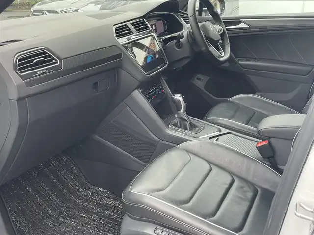 フォルクスワーゲン ＶＷ ティグアン TSI Rライン 静岡県 2021(令3)年 3.9万km オリックスホワイトパールエフェクト ワンオーナー /DiscoverPRO ナビBluetooth CarPlay対応/デジタルメーター/ヘッドアップディスプレイ/パノラマサンルーフ/ブラックレザーシートシートヒーター /ステアリングヒーター/前席メモリーパワーシート/harman/kardonサラウンド/パワーバックドア /フロントアシスト サイドアシスト/レーンチェンジアシスト/前後ドライブレコーダー/DSRCETC/フィルム施工