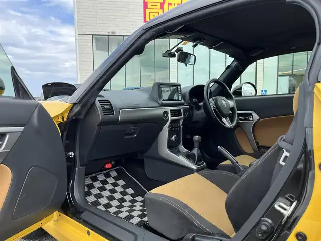 ダイハツ コペン セロS 愛知県 2023(令5)年 3.4万km ジョーヌイエロー ５速ミッション・ターボ車/ツートンカラー/純正ナビ／フルセグ／ＤＶＤ／ＣＤ／ＢＴ/社外ＥＴＣ/レカロスポーツシート/ビルシュタインサスペンション/モモステアリング/ＬＥＤヘットライト/電動オープン/プッシュエンジンスタート/シートヒーター/純正16インチアルミホイール/フロアマット/ドアバイザー