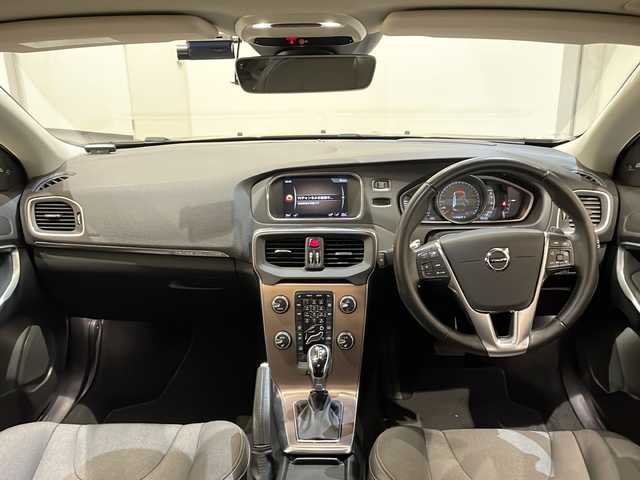 ボルボ Ｖ４０ クロスカントリー T5 AWD モメンタム 新潟県 2019(令1)年 4.1万km オニキスブラックP ４WD/純正HDDナビ/バックカメラ/ETC/インテリセーフ/衝突回避ブレーキ/レーンキーピングエイド/アダプティブクルーズコントロール/ブラインドスポットインフォメーションシステム/リアパークセンサー/ダウンヒルアシストコントロール/ハーフレザーシート/運転席メモリ付きパワーシート/シートヒーター（D席・N席）/純正18インチAW/LEDヘッドライト/オートライト/純正フロアマット