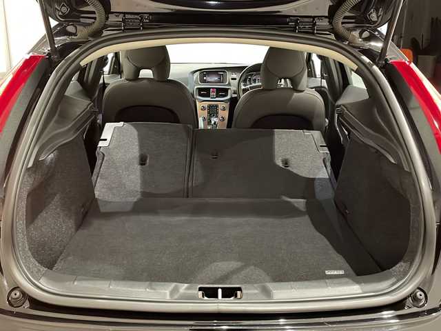 ボルボ Ｖ４０ クロスカントリー T5 AWD モメンタム 新潟県 2019(令1)年 4.1万km オニキスブラックP ４WD/純正HDDナビ/バックカメラ/ETC/インテリセーフ/衝突回避ブレーキ/レーンキーピングエイド/アダプティブクルーズコントロール/ブラインドスポットインフォメーションシステム/リアパークセンサー/ダウンヒルアシストコントロール/ハーフレザーシート/運転席メモリ付きパワーシート/シートヒーター（D席・N席）/純正18インチAW/LEDヘッドライト/オートライト/純正フロアマット