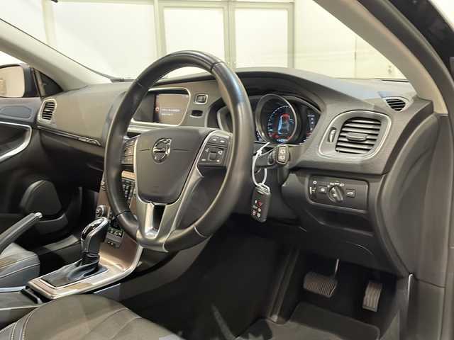 ボルボ Ｖ４０ クロスカントリー T5 AWD モメンタム 新潟県 2019(令1)年 4.1万km オニキスブラックP ４WD/純正HDDナビ/バックカメラ/ETC/インテリセーフ/衝突回避ブレーキ/レーンキーピングエイド/アダプティブクルーズコントロール/ブラインドスポットインフォメーションシステム/リアパークセンサー/ダウンヒルアシストコントロール/ハーフレザーシート/運転席メモリ付きパワーシート/シートヒーター（D席・N席）/純正18インチAW/LEDヘッドライト/オートライト/純正フロアマット