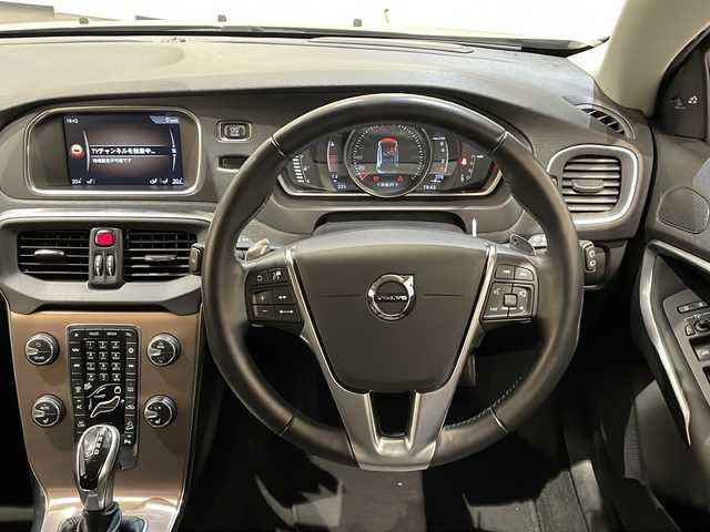 ボルボ Ｖ４０ クロスカントリー T5 AWD モメンタム 新潟県 2019(令1)年 4.1万km オニキスブラックP ４WD/純正HDDナビ/バックカメラ/ETC/インテリセーフ/衝突回避ブレーキ/レーンキーピングエイド/アダプティブクルーズコントロール/ブラインドスポットインフォメーションシステム/リアパークセンサー/ダウンヒルアシストコントロール/ハーフレザーシート/運転席メモリ付きパワーシート/シートヒーター（D席・N席）/純正18インチAW/LEDヘッドライト/オートライト/純正フロアマット