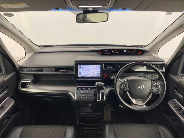 ホンダ ステップワゴン スパーダ クールスピリット 群馬県 2017(平29)年 7.1万km プレミアムスパークルブラックパール 純正９型インターナビ　後席１０型フリップダウンモニター　ＥＴＣ　全周囲モニター　フルセグテレビ　シートヒーター　パドルシフト　ステアリングスイッチ　ＬＥＤヘッドライト　バニティミラー　禁煙車