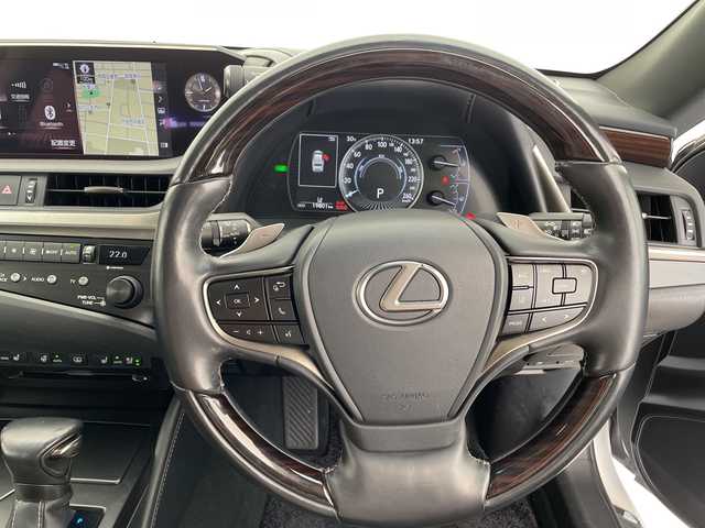 レクサス ＥＳ 300h 愛知県 2019(平31)年 2万km ソニッククォーツ 純正12.4型ナビ/三眼LEDヘッドライト/レーダークルーズコントロール/シートヒーター/エアシート/バックカメラ/パワーシート/コーナーセンサー/純正アルミホイール/ETC2.0/パドルシフト/ステアリングヒーター/オートマチックハイビーム/ドライブレコーダー/衝突軽減システム/フルセグ/CD DVD/Bluetooth/ステアリングスイッチ/スマートキー/プッシュスタート