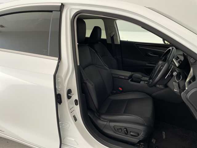 レクサス ＥＳ 300h 愛知県 2019(平31)年 2万km ソニッククォーツ 純正12.4型ナビ/三眼LEDヘッドライト/レーダークルーズコントロール/シートヒーター/エアシート/バックカメラ/パワーシート/コーナーセンサー/純正アルミホイール/ETC2.0/パドルシフト/ステアリングヒーター/オートマチックハイビーム/ドライブレコーダー/衝突軽減システム/フルセグ/CD DVD/Bluetooth/ステアリングスイッチ/スマートキー/プッシュスタート