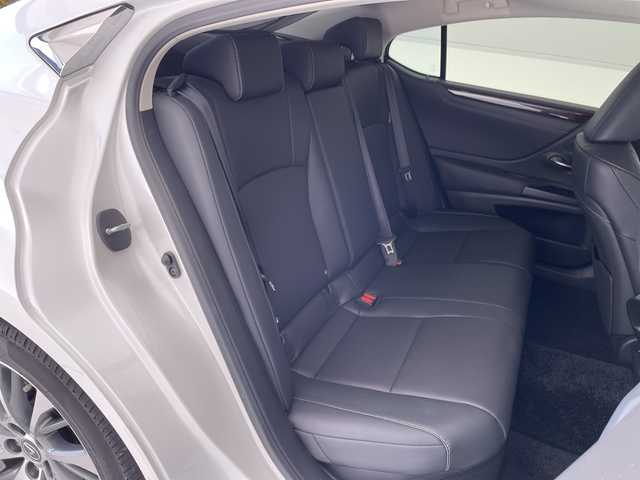 レクサス ＥＳ 300h 愛知県 2019(平31)年 2万km ソニッククォーツ 純正12.4型ナビ/三眼LEDヘッドライト/レーダークルーズコントロール/シートヒーター/エアシート/バックカメラ/パワーシート/コーナーセンサー/純正アルミホイール/ETC2.0/パドルシフト/ステアリングヒーター/オートマチックハイビーム/ドライブレコーダー/衝突軽減システム/フルセグ/CD DVD/Bluetooth/ステアリングスイッチ/スマートキー/プッシュスタート