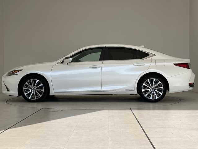 レクサス ＥＳ 300h 愛知県 2019(平31)年 2万km ソニッククォーツ 純正12.4型ナビ/三眼LEDヘッドライト/レーダークルーズコントロール/シートヒーター/エアシート/バックカメラ/パワーシート/コーナーセンサー/純正アルミホイール/ETC2.0/パドルシフト/ステアリングヒーター/オートマチックハイビーム/ドライブレコーダー/衝突軽減システム/フルセグ/CD DVD/Bluetooth/ステアリングスイッチ/スマートキー/プッシュスタート