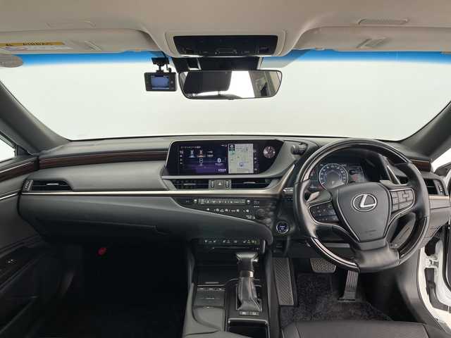 レクサス ＥＳ 300h 愛知県 2019(平31)年 2万km ソニッククォーツ 純正12.4型ナビ/三眼LEDヘッドライト/レーダークルーズコントロール/シートヒーター/エアシート/バックカメラ/パワーシート/コーナーセンサー/純正アルミホイール/ETC2.0/パドルシフト/ステアリングヒーター/オートマチックハイビーム/ドライブレコーダー/衝突軽減システム/フルセグ/CD DVD/Bluetooth/ステアリングスイッチ/スマートキー/プッシュスタート