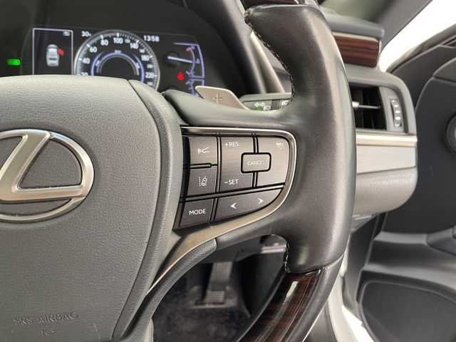 レクサス ＥＳ 300h 愛知県 2019(平31)年 2万km ソニッククォーツ 純正12.4型ナビ/三眼LEDヘッドライト/レーダークルーズコントロール/シートヒーター/エアシート/バックカメラ/パワーシート/コーナーセンサー/純正アルミホイール/ETC2.0/パドルシフト/ステアリングヒーター/オートマチックハイビーム/ドライブレコーダー/衝突軽減システム/フルセグ/CD DVD/Bluetooth/ステアリングスイッチ/スマートキー/プッシュスタート