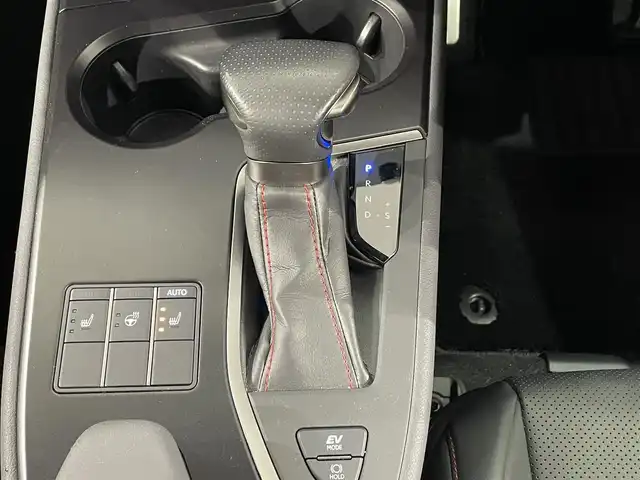 レクサス ＵＸ 250h Fスポーツ 愛知県 2023(令5)年 1.4万km ホワイトノーヴァガラスフレーク 純正メモリーナビ/フルセグTV/Bluetooth/全方位カメラ/レクサスセーフティーシステム/衝突軽減ブレーキ/ブラインドスポットモニター/ロードサインアシスト/クリアランスソナー/リアトラフィックアラート/パーキングサポートアラート/アダクティブクルーズコントロール/パワーバックドア/ETC2.0/D/N席 パワーシート/シートメモリー/シートヒーター/ステアリングヒーター/ドライブレーダー（前後）/三眼LEDヘッドライト/オートライト/オートハイビーム