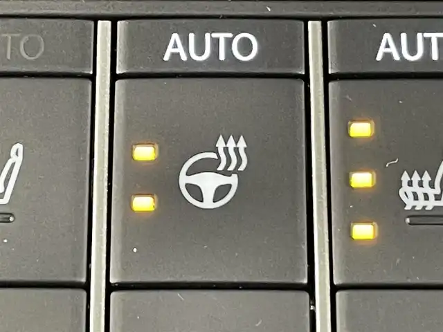 レクサス ＵＸ 250h Fスポーツ 愛知県 2023(令5)年 1.4万km ホワイトノーヴァガラスフレーク 純正メモリーナビ/フルセグTV/Bluetooth/全方位カメラ/レクサスセーフティーシステム/衝突軽減ブレーキ/ブラインドスポットモニター/ロードサインアシスト/クリアランスソナー/リアトラフィックアラート/パーキングサポートアラート/アダクティブクルーズコントロール/パワーバックドア/ETC2.0/D/N席 パワーシート/シートメモリー/シートヒーター/ステアリングヒーター/ドライブレーダー（前後）/三眼LEDヘッドライト/オートライト/オートハイビーム