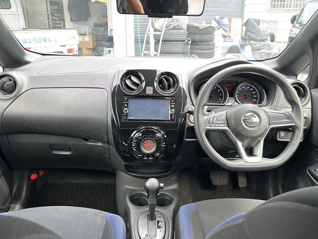 日産 ノート X 佐賀県 2018(平30)年 3.5万km シャイニングブルー/スーパーブラック 2トーン 純正ナビ/Bluetooth/CD/DVD/ワンセグテレビ/ワンオーナー/バックカメラ/プッシュスタート/アラウンドビューモニター/アイドリングストップ/衝突軽減システム/盗難防止装置/オートエアコン/オートライト/ETC/ステアリングスイッチ/電格ミラー/スマートキー/コーナーセンサー/スペアキー/保証書取扱説明書/記録簿R６、２
