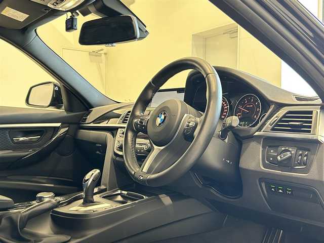 ＢＭＷ ３２０ｄ ツーリング Mスポーツ 福岡県 2018(平30)年 4.2万km サファイアブラックP 純正ナビ　/バックカメラ　/メモリ付パワーシート　/シートヒーター　/ＡＣＣ　/ＢＳＭ　/レーンキープ　/パワーバックドア　/前後ソナー　/ＣＤ／ＤＶＤ　/アンビエントライト　/ＬＥＤヘッドライト　/パドルシフト　/ＥＴＣ