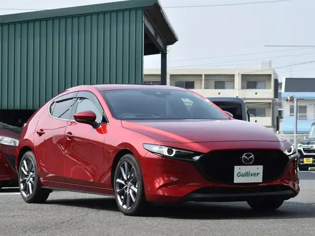 マツダ マツダ３ファストバック 20S バーガンディセレクション 福岡県 2020(令2)年 0.9万km ソウルレッドクリスタルM マツダコネクトナビ/360°ビューモニター/BOSEサウンドシステム/DVDプレーヤー/i-ACTIVSENSE/レーダークルーズコントロール/ブラインドスポットモニタリング/ヘッドアップディスプレイ/シートヒーター/ステアリングヒーター/赤レザーシート/D席パワーシート（メモリ機能付き）/純正前後ドライブレコーダー/ETC/LEDヘッドライト/純正18インチアルミホイール/スマートキー×2