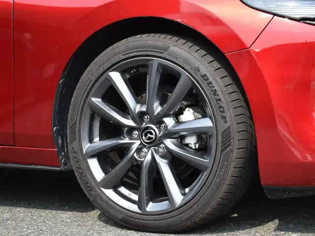 マツダ マツダ３ファストバック 20S バーガンディセレクション 福岡県 2020(令2)年 0.9万km ソウルレッドクリスタルM マツダコネクトナビ/360°ビューモニター/BOSEサウンドシステム/DVDプレーヤー/i-ACTIVSENSE/レーダークルーズコントロール/ブラインドスポットモニタリング/ヘッドアップディスプレイ/シートヒーター/ステアリングヒーター/赤レザーシート/D席パワーシート（メモリ機能付き）/純正前後ドライブレコーダー/ETC/LEDヘッドライト/純正18インチアルミホイール/スマートキー×2