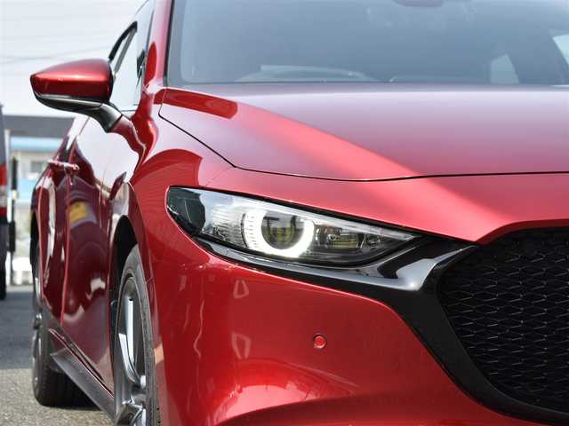 マツダ マツダ３ファストバック 20S バーガンディセレクション 福岡県 2020(令2)年 0.9万km ソウルレッドクリスタルM マツダコネクトナビ/360°ビューモニター/BOSEサウンドシステム/DVDプレーヤー/i-ACTIVSENSE/レーダークルーズコントロール/ブラインドスポットモニタリング/ヘッドアップディスプレイ/シートヒーター/ステアリングヒーター/赤レザーシート/D席パワーシート（メモリ機能付き）/純正前後ドライブレコーダー/ETC/LEDヘッドライト/純正18インチアルミホイール/スマートキー×2