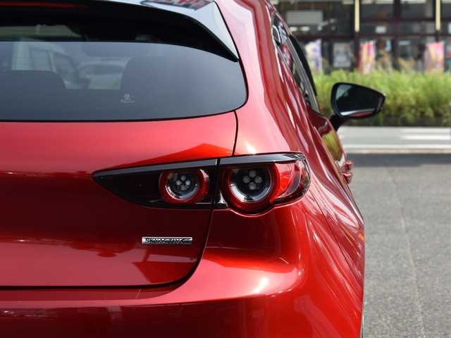 マツダ マツダ３ファストバック 20S バーガンディセレクション 福岡県 2020(令2)年 0.9万km ソウルレッドクリスタルM マツダコネクトナビ/360°ビューモニター/BOSEサウンドシステム/DVDプレーヤー/i-ACTIVSENSE/レーダークルーズコントロール/ブラインドスポットモニタリング/ヘッドアップディスプレイ/シートヒーター/ステアリングヒーター/赤レザーシート/D席パワーシート（メモリ機能付き）/純正前後ドライブレコーダー/ETC/LEDヘッドライト/純正18インチアルミホイール/スマートキー×2