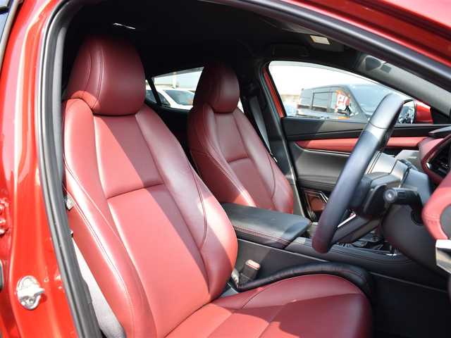 マツダ マツダ３ファストバック 20S バーガンディセレクション 福岡県 2020(令2)年 0.9万km ソウルレッドクリスタルM マツダコネクトナビ/360°ビューモニター/BOSEサウンドシステム/DVDプレーヤー/i-ACTIVSENSE/レーダークルーズコントロール/ブラインドスポットモニタリング/ヘッドアップディスプレイ/シートヒーター/ステアリングヒーター/赤レザーシート/D席パワーシート（メモリ機能付き）/純正前後ドライブレコーダー/ETC/LEDヘッドライト/純正18インチアルミホイール/スマートキー×2