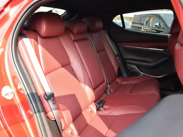 マツダ マツダ３ファストバック 20S バーガンディセレクション 福岡県 2020(令2)年 0.9万km ソウルレッドクリスタルM マツダコネクトナビ/360°ビューモニター/BOSEサウンドシステム/DVDプレーヤー/i-ACTIVSENSE/レーダークルーズコントロール/ブラインドスポットモニタリング/ヘッドアップディスプレイ/シートヒーター/ステアリングヒーター/赤レザーシート/D席パワーシート（メモリ機能付き）/純正前後ドライブレコーダー/ETC/LEDヘッドライト/純正18インチアルミホイール/スマートキー×2