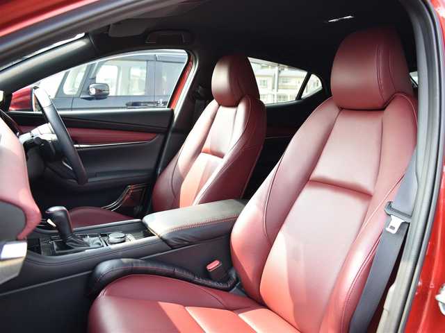 マツダ マツダ３ファストバック 20S バーガンディセレクション 福岡県 2020(令2)年 0.9万km ソウルレッドクリスタルM マツダコネクトナビ/360°ビューモニター/BOSEサウンドシステム/DVDプレーヤー/i-ACTIVSENSE/レーダークルーズコントロール/ブラインドスポットモニタリング/ヘッドアップディスプレイ/シートヒーター/ステアリングヒーター/赤レザーシート/D席パワーシート（メモリ機能付き）/純正前後ドライブレコーダー/ETC/LEDヘッドライト/純正18インチアルミホイール/スマートキー×2