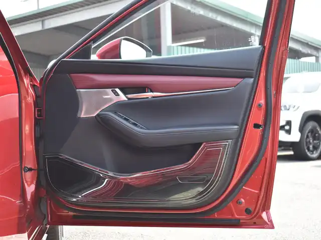 マツダ マツダ３ファストバック 20S バーガンディセレクション 福岡県 2020(令2)年 0.9万km ソウルレッドクリスタルM マツダコネクトナビ/360°ビューモニター/BOSEサウンドシステム/DVDプレーヤー/i-ACTIVSENSE/レーダークルーズコントロール/ブラインドスポットモニタリング/ヘッドアップディスプレイ/シートヒーター/ステアリングヒーター/赤レザーシート/D席パワーシート（メモリ機能付き）/純正前後ドライブレコーダー/ETC/LEDヘッドライト/純正18インチアルミホイール/スマートキー×2