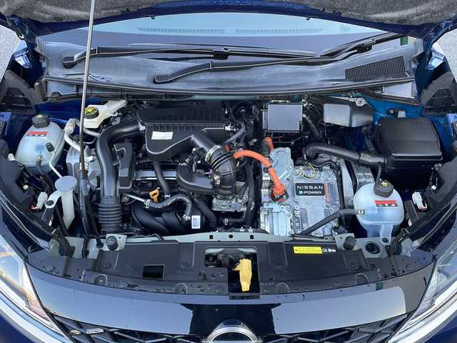 日産 ノート X 山口県 2021(令3)年 5.2万km オーロラフレアブルーパール ワンオーナー/Nissan　Connect ナビゲーションシステム/・AM/FM/・USB/・Apple CarPlay/・Android Auto/・HDMI/・フルセグテレビ/・Bluetooth/ステアリングスイッチ/ETC2.0/ドライブレコーダー/アラウンドビューモニター/ブラインドスポットモニター/インテリジェントルームミラー/ワイヤレス充電/USB電源ソケット/純正フロアマット/前席シートヒーター/ステアリングヒーター/スマートキー・スペアキー有/プッシュアップスタート/LEDヘッドランプ/フォグランプ/オートライト/オートマチックハイビーム/電動パーキングブレーキ/オートブレーキホールド/プロパイロット/衝突被害軽減システム/横滑り防止装置/フロント＆バックソナー/盗難防止装置/取扱説明書