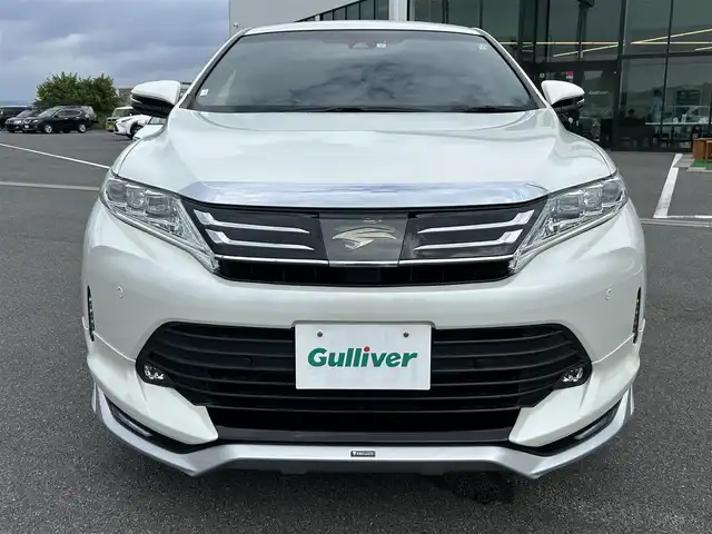 トヨタ ハリアー プレミアム 奈良県 2019(令1)年 6.8万km ホワイトパールクリスタルシャイン モデリスタフルエアロ/純正９インチナビ/（フルセグ／ＢＴ／ＣＤ／ＤＶＤ）/レーダークルーズコントロール/バックカメラ/コーナーセンサー（前後）/プリクラッシュセーフティ/レーンキープアシスト/電動リアゲート/ハーフレザーシート/運転席パワーシート/ＥＴＣ2.0/純正前方ドライブレコーダー（DRT-C68A）/純正18インチAW/保証書/取り扱い説明書/スペアキーX1