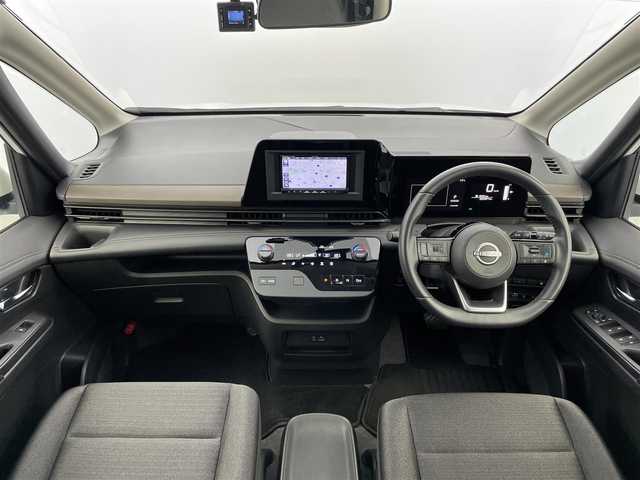 日産 セレナ e－パワー ハイウェイスター V 富山県 2023(令5)年 2.7万km プリズムホワイト 社外ナビ（AM/FM/BT/DVD/フルセグ）/バックカメラ/ALPINE後席モニター/ドライブレコーダー/ETC/ブラインドスポットモニター/衝突被害軽減システム/レーダークルーズコントロール/レーンキープアシスト/コーナーセンサー/横滑り防止装置/アイドリングストップ/オートLEDライト/オートマチックハイビーム/純正アルミホイール/社外フロアマット/オートホールド付電子パーキング/革巻きステアリング/ステアリングスイッチ/スマートキー/スペアキー