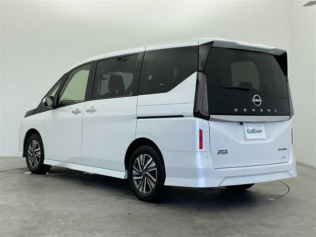 日産 セレナ e－パワー ハイウェイスター V 富山県 2023(令5)年 2.7万km プリズムホワイト 社外ナビ（AM/FM/BT/DVD/フルセグ）/バックカメラ/ALPINE後席モニター/ドライブレコーダー/ETC/ブラインドスポットモニター/衝突被害軽減システム/レーダークルーズコントロール/レーンキープアシスト/コーナーセンサー/横滑り防止装置/アイドリングストップ/オートLEDライト/オートマチックハイビーム/純正アルミホイール/社外フロアマット/オートホールド付電子パーキング/革巻きステアリング/ステアリングスイッチ/スマートキー/スペアキー