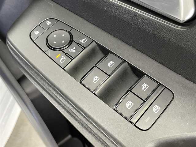 日産 セレナ e－パワー ハイウェイスター V 富山県 2023(令5)年 2.7万km プリズムホワイト 社外ナビ（AM/FM/BT/DVD/フルセグ）/バックカメラ/ALPINE後席モニター/ドライブレコーダー/ETC/ブラインドスポットモニター/衝突被害軽減システム/レーダークルーズコントロール/レーンキープアシスト/コーナーセンサー/横滑り防止装置/アイドリングストップ/オートLEDライト/オートマチックハイビーム/純正アルミホイール/社外フロアマット/オートホールド付電子パーキング/革巻きステアリング/ステアリングスイッチ/スマートキー/スペアキー