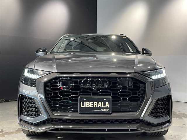 アウディ ＲＳＱ８ 道央・札幌 2021(令3)年 1.2万km ガンＭ ブラックAudi　rings＆カーボン/グロスブラックスタイリングpkg/・ブラックAudi　rings/・ブラックスタイリング/・グロスカーボンRSエクステリアパッケージ/・エクステリアミラーハウジングブラック/ルーフレール（ブラック）/パノラマサンルーフ/純正２３インチAW/アダプティブクルーズコントロール/サラウンドビューカメラ/黒革レザーシート/メモリー付パワーシート（D/N）/シートヒーター（前席・後席）/シートベンチレーション（D/N）/Bang＆Olufsen　SDサウンドシステム/RSエアサスペンション/パワーテールゲート/LEDヘッドライト/オートライト/ステアリングヒーター/・スペアキー×１