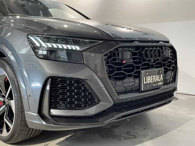 アウディ ＲＳＱ８ 道央・札幌 2021(令3)年 1.2万km ガンＭ ブラックAudi　rings＆カーボン/グロスブラックスタイリングpkg/・ブラックAudi　rings/・ブラックスタイリング/・グロスカーボンRSエクステリアパッケージ/・エクステリアミラーハウジングブラック/ルーフレール（ブラック）/パノラマサンルーフ/純正２３インチAW/アダプティブクルーズコントロール/サラウンドビューカメラ/黒革レザーシート/メモリー付パワーシート（D/N）/シートヒーター（前席・後席）/シートベンチレーション（D/N）/Bang＆Olufsen　SDサウンドシステム/RSエアサスペンション/パワーテールゲート/LEDヘッドライト/オートライト/ステアリングヒーター/・スペアキー×１