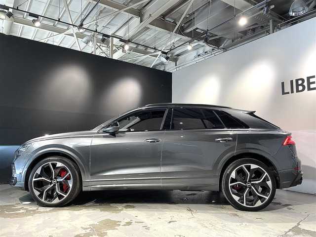 アウディ ＲＳＱ８ 道央・札幌 2021(令3)年 1.2万km ガンＭ ブラックAudi　rings＆カーボン/グロスブラックスタイリングpkg/・ブラックAudi　rings/・ブラックスタイリング/・グロスカーボンRSエクステリアパッケージ/・エクステリアミラーハウジングブラック/ルーフレール（ブラック）/パノラマサンルーフ/純正２３インチAW/アダプティブクルーズコントロール/サラウンドビューカメラ/黒革レザーシート/メモリー付パワーシート（D/N）/シートヒーター（前席・後席）/シートベンチレーション（D/N）/Bang＆Olufsen　SDサウンドシステム/RSエアサスペンション/パワーテールゲート/LEDヘッドライト/オートライト/ステアリングヒーター/・スペアキー×１