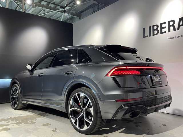 アウディ ＲＳＱ８ 道央・札幌 2021(令3)年 1.2万km ガンＭ ブラックAudi　rings＆カーボン/グロスブラックスタイリングpkg/・ブラックAudi　rings/・ブラックスタイリング/・グロスカーボンRSエクステリアパッケージ/・エクステリアミラーハウジングブラック/ルーフレール（ブラック）/パノラマサンルーフ/純正２３インチAW/アダプティブクルーズコントロール/サラウンドビューカメラ/黒革レザーシート/メモリー付パワーシート（D/N）/シートヒーター（前席・後席）/シートベンチレーション（D/N）/Bang＆Olufsen　SDサウンドシステム/RSエアサスペンション/パワーテールゲート/LEDヘッドライト/オートライト/ステアリングヒーター/・スペアキー×１