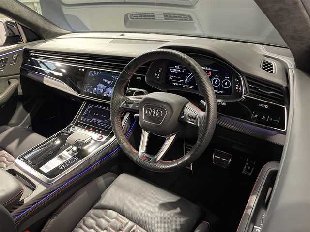 アウディ ＲＳＱ８ 道央・札幌 2021(令3)年 1.2万km ガンＭ ブラックAudi　rings＆カーボン/グロスブラックスタイリングpkg/・ブラックAudi　rings/・ブラックスタイリング/・グロスカーボンRSエクステリアパッケージ/・エクステリアミラーハウジングブラック/ルーフレール（ブラック）/パノラマサンルーフ/純正２３インチAW/アダプティブクルーズコントロール/サラウンドビューカメラ/黒革レザーシート/メモリー付パワーシート（D/N）/シートヒーター（前席・後席）/シートベンチレーション（D/N）/Bang＆Olufsen　SDサウンドシステム/RSエアサスペンション/パワーテールゲート/LEDヘッドライト/オートライト/ステアリングヒーター/・スペアキー×１